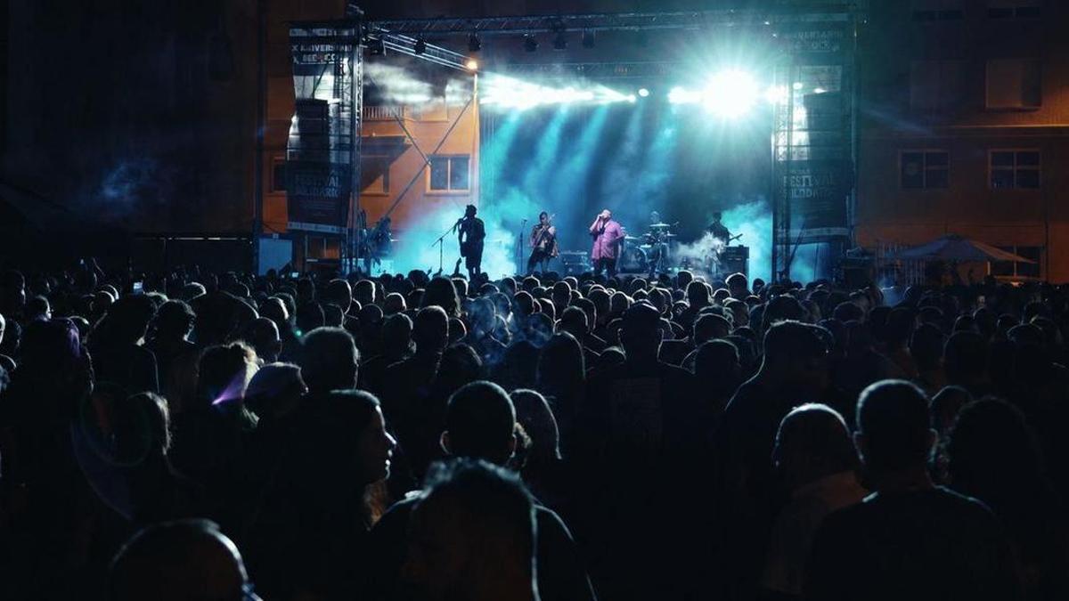 Cientos de personas llenaron el recinto en el que se desarrolló la iniciativa musical, festiva y solidaria organizada por Conquistando Escalones.