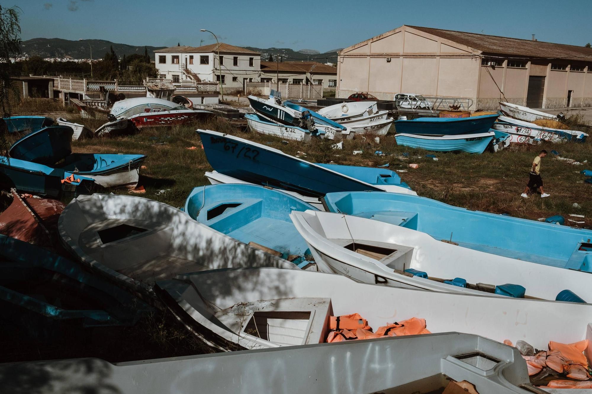 Pateras acumuladas en Mallorca, almacenadas en una parcela de Son Tous a la espera de ser destruidas