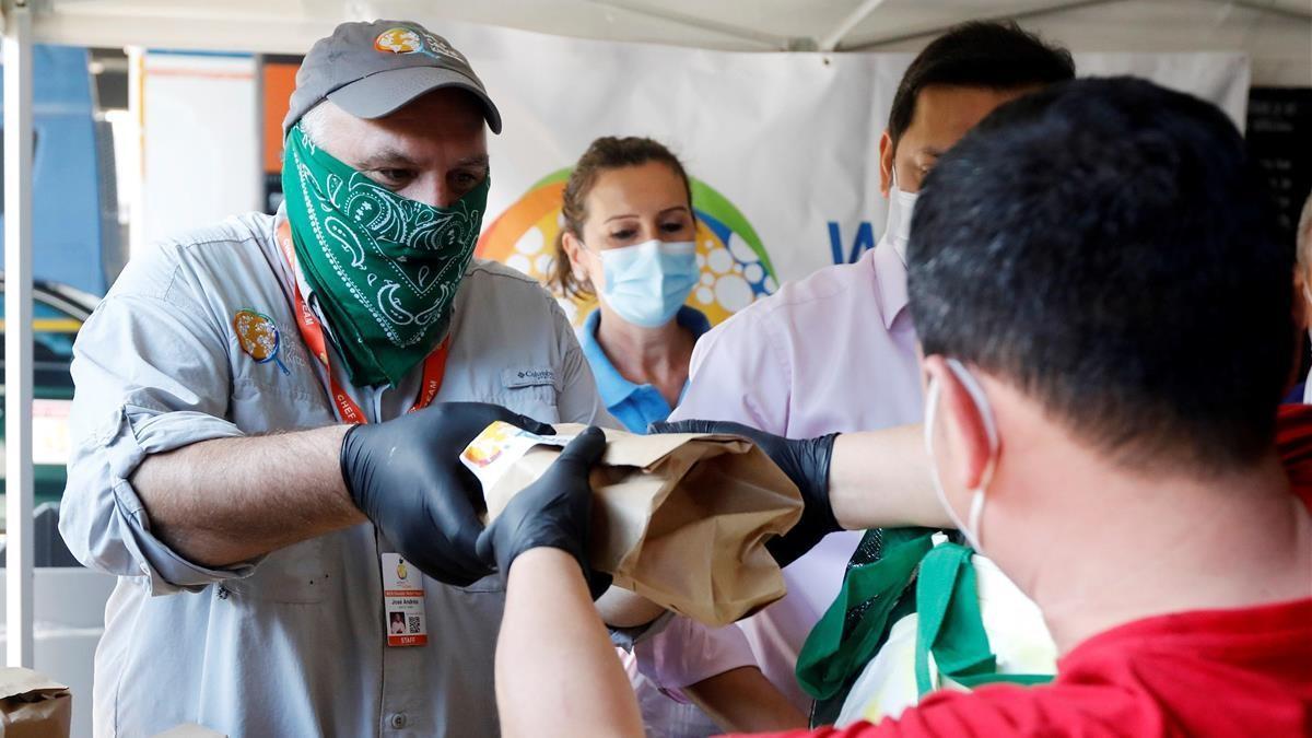 El cocinero José Andrés reparte comida, el pasado junio, en un banco de alimentos en Valencia.