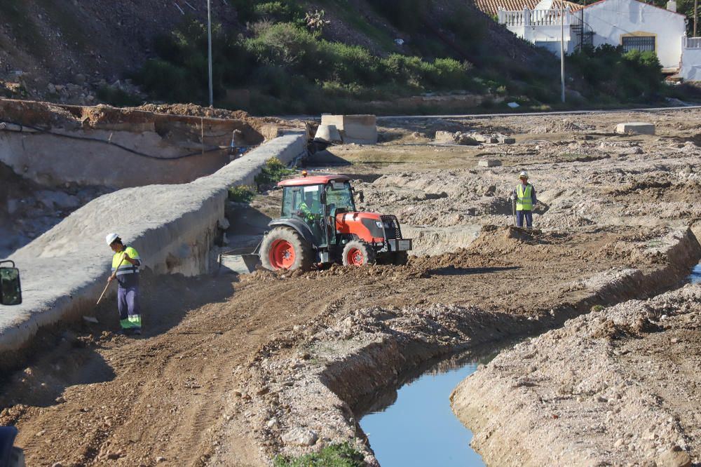 Visita a las zonas más afectadas por la DANA de septiembre en la Vega Baja por parte de expertos que diseñarán las defensas de la comarca frente a futuras a avenidas