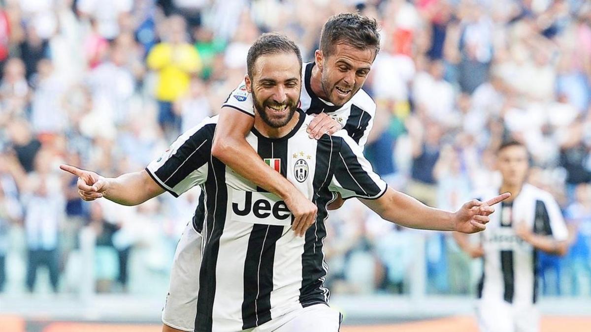 Pjanic abraza a Higuaín tras marcar el argentino de la Juventus al Sassuolo.