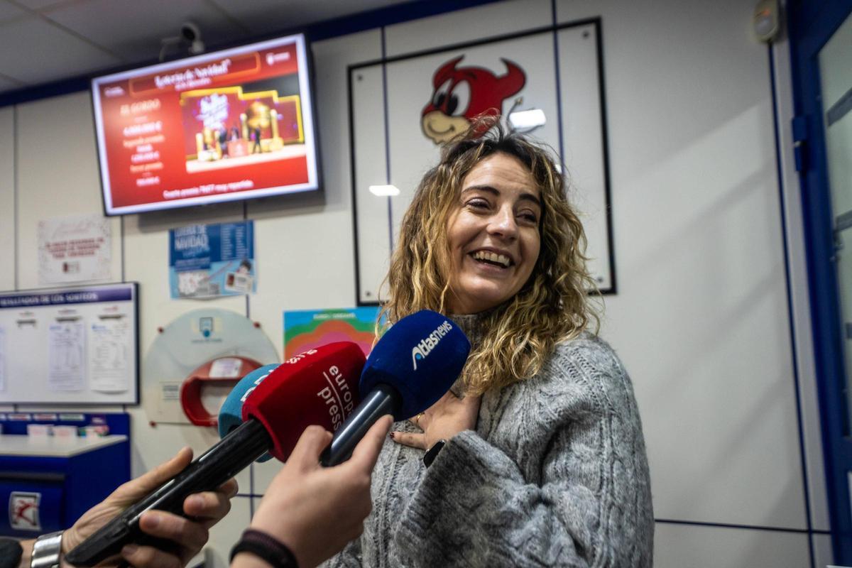 Alegría en la administración de lotería de Badalona que ha repartido el cuarto premio