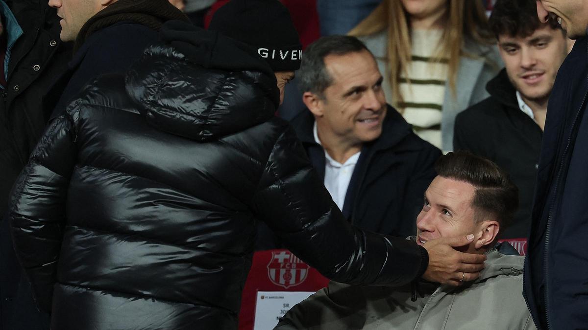Jordi Alba saluda a Ter Stegen en la grada de Montjuïc junto al exazulgrana Sergi Barjuan.