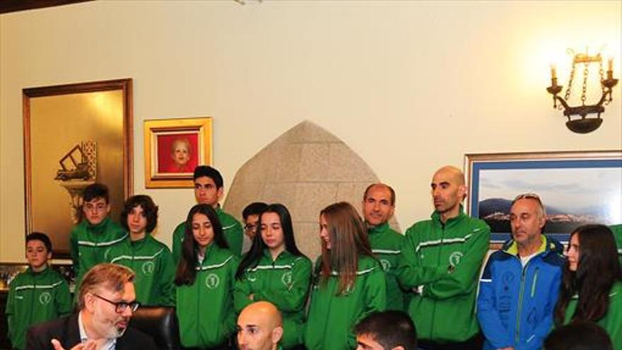 Homenaje al club de atletismo