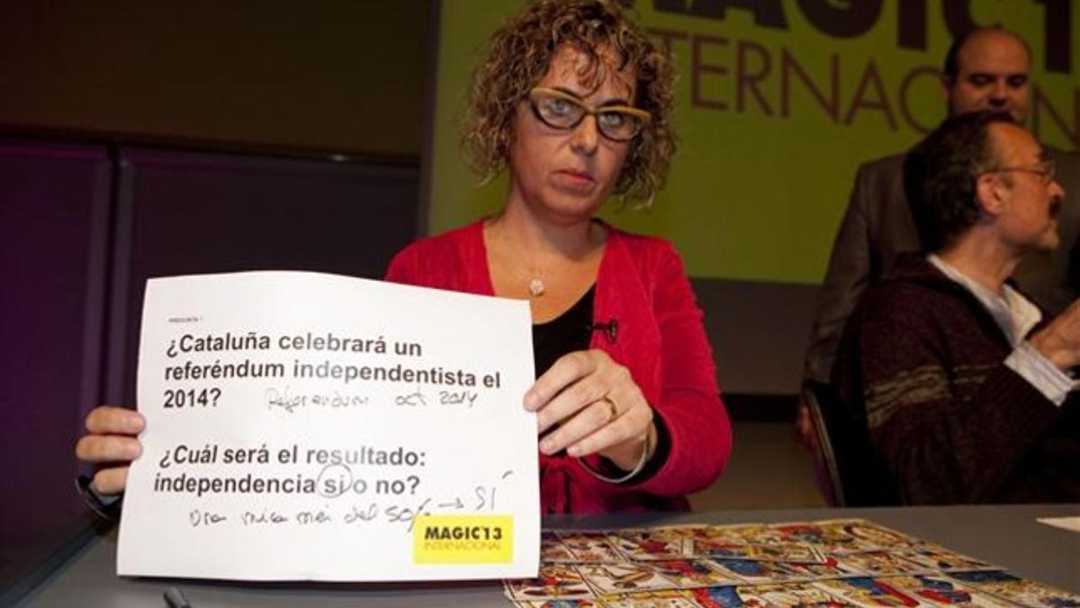 La experta en tarot Maria del Mar Tort muestra su predicción sobre la consulta de autodeterminación de Catalunya.