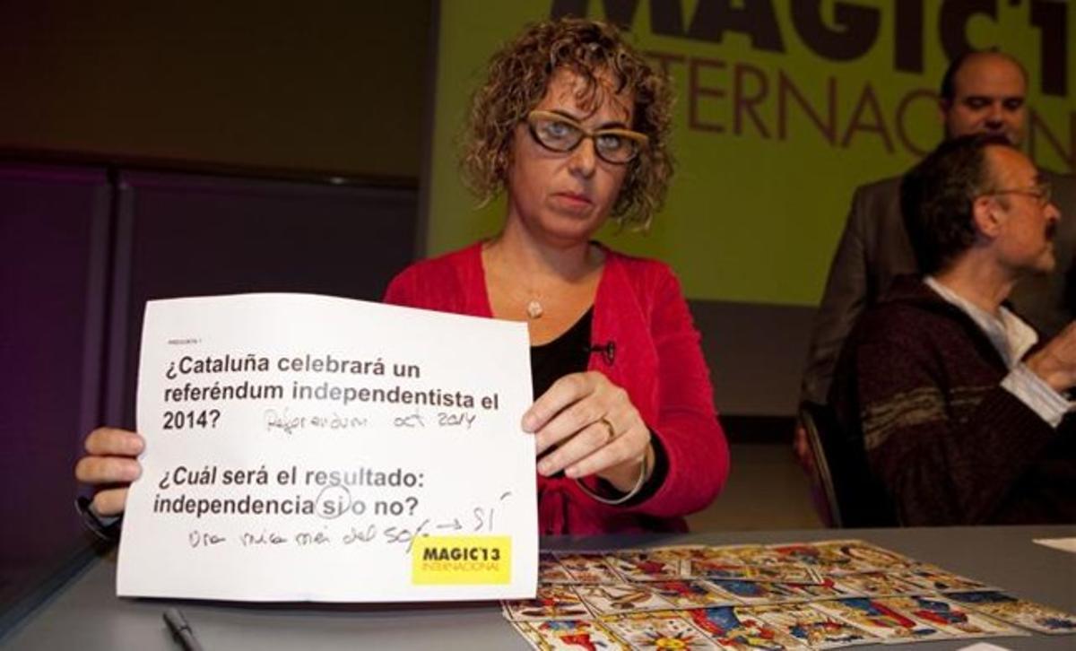 L’experta en tarot Maria del Mar Tort mostra la seva predicció sobre la consulta d’autodeterminació de Catalunya.