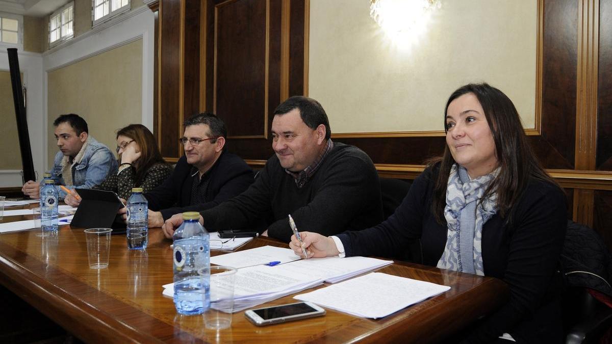 Cati Somoza, primera por la derecha, junto a sus compañeros de partido, en un pleno.