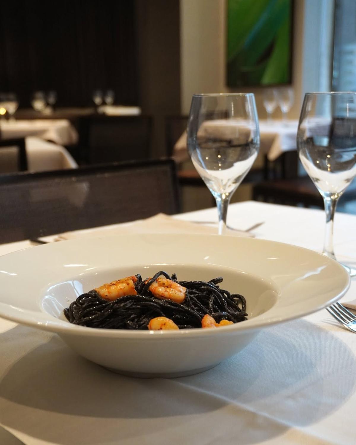 Espaguettis negros con gambas a la llama en el restaurante Raviolo de Manresa