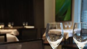 Espaguettis negros con gambas a la llama en el restaurante Raviolo de Manresa