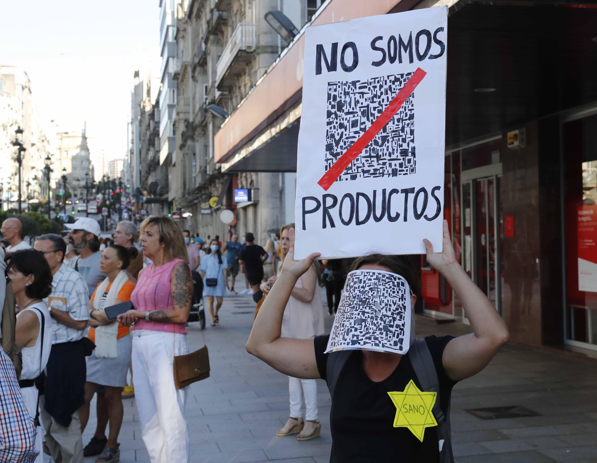 Una manifestante antivacunas en Vigo