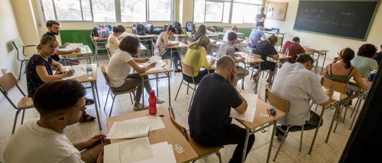 Imagen de opositores el año 2019. Desde este sábado se separarán metro y medio como todas la aulas de Secundaria este curso. | PILAR CORTÉS