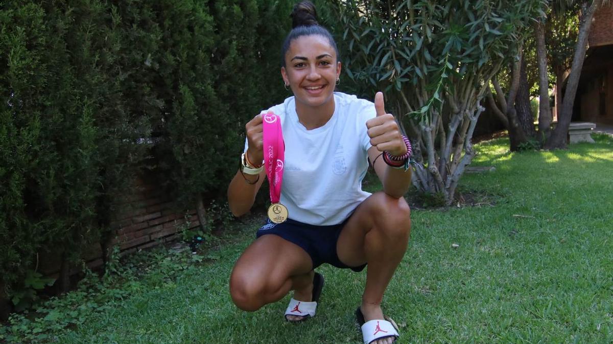 WIfi, con la medalla que ganó tras proclamarse campeona de Europa sub 19.