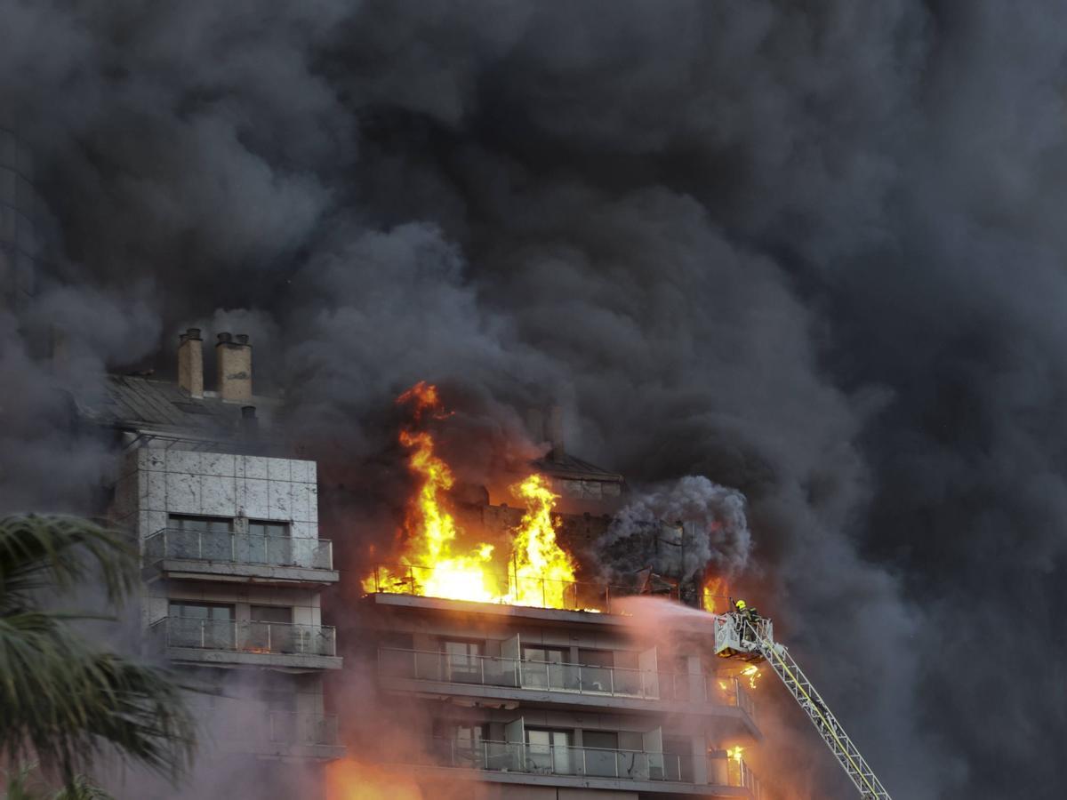 Un incendio devora un edificio de Valencia