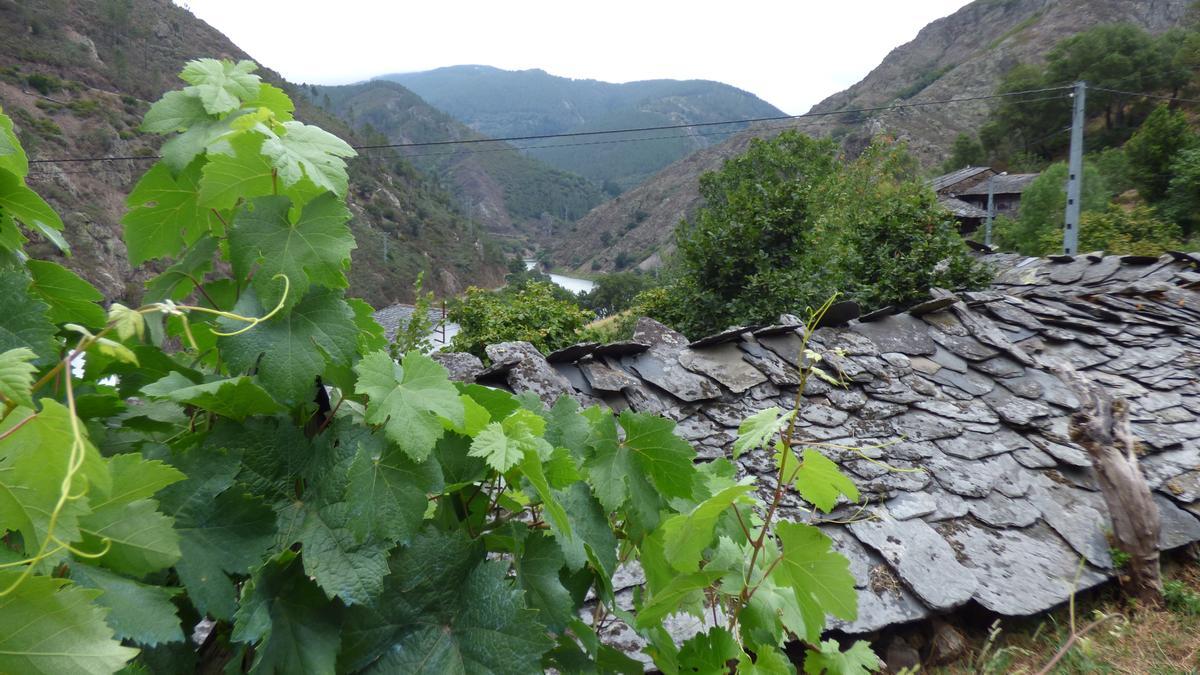 Pueblos guapos de Asturias: Riodeporcos (Ibias), al que se llega cruzando un puente