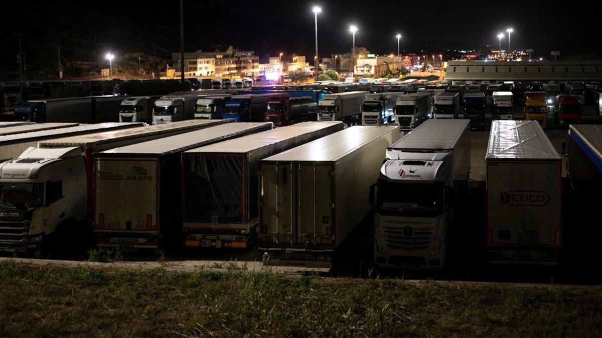 Transportistas esperan en párkings y áreas de servicio de La Jonquera (Girona)