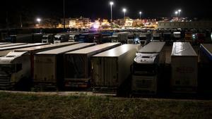 Transportistas esperan en párkings y áreas de servicio de La Jonquera (Girona)