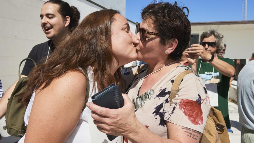 Decenas de personas se besan en Bezana (Cantabria) contra la retirada de la película &#039;Lightyear&#039;