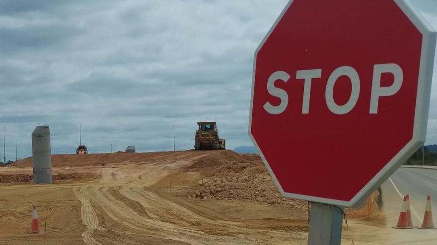 Las obras de duplicación de la carretera en el polígono de Bobes.