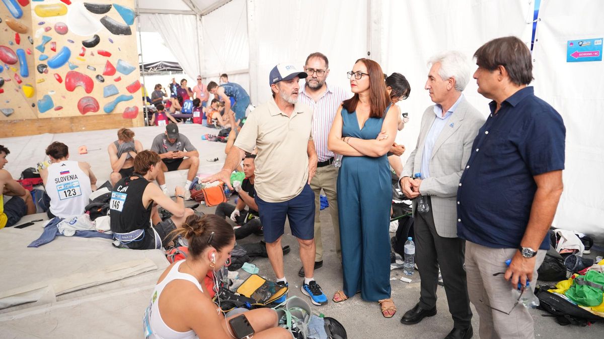 Las autoridades de Alcobendas visitan a los escaladores durante la competición.