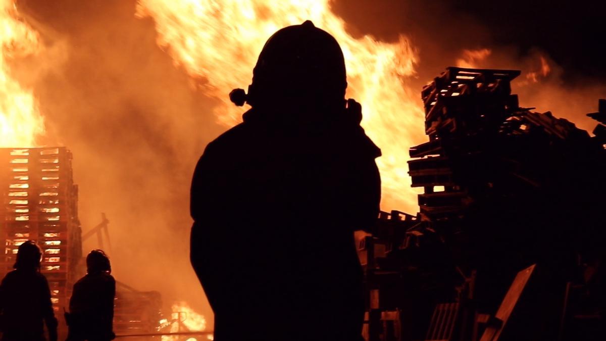 Arde una empresa de palets de madera en la Cañada del Fenollar