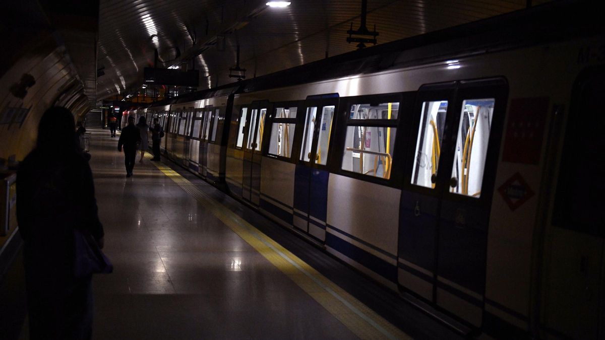 Interior del metro de Madrid, durante el apagón que paralizó la red ferroviaria en Madrid, a 28 de abril de 2025, en Madrid.
