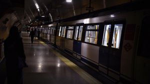 Archivo - Interior del metro de Madrid, durante el apagón que paralizó la red ferroviaria en Madrid, a 28 de abril de 2025, en Madrid