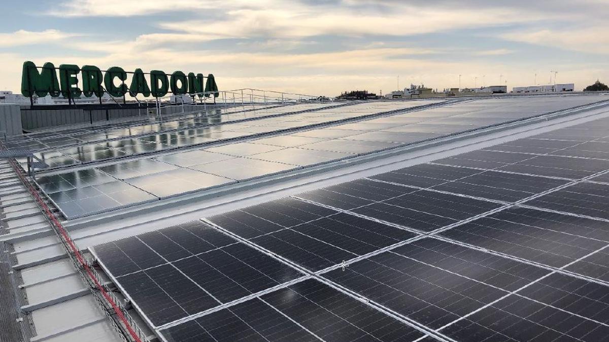 Placas solares instaladas en un supermercado Mercadona.