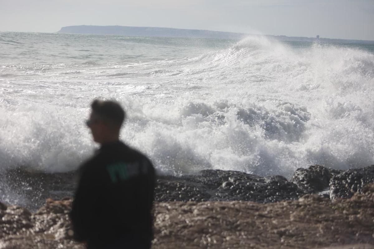 El temporal reúne a surfistas en busca de las mejores olas en la Caleta
