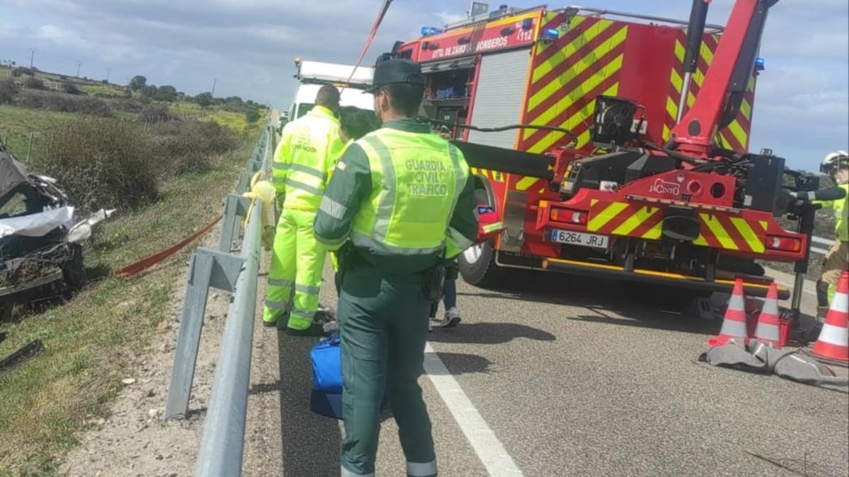La Guardia Civil y los bomberos de Zamora en el accidente de Muelas del Pan.