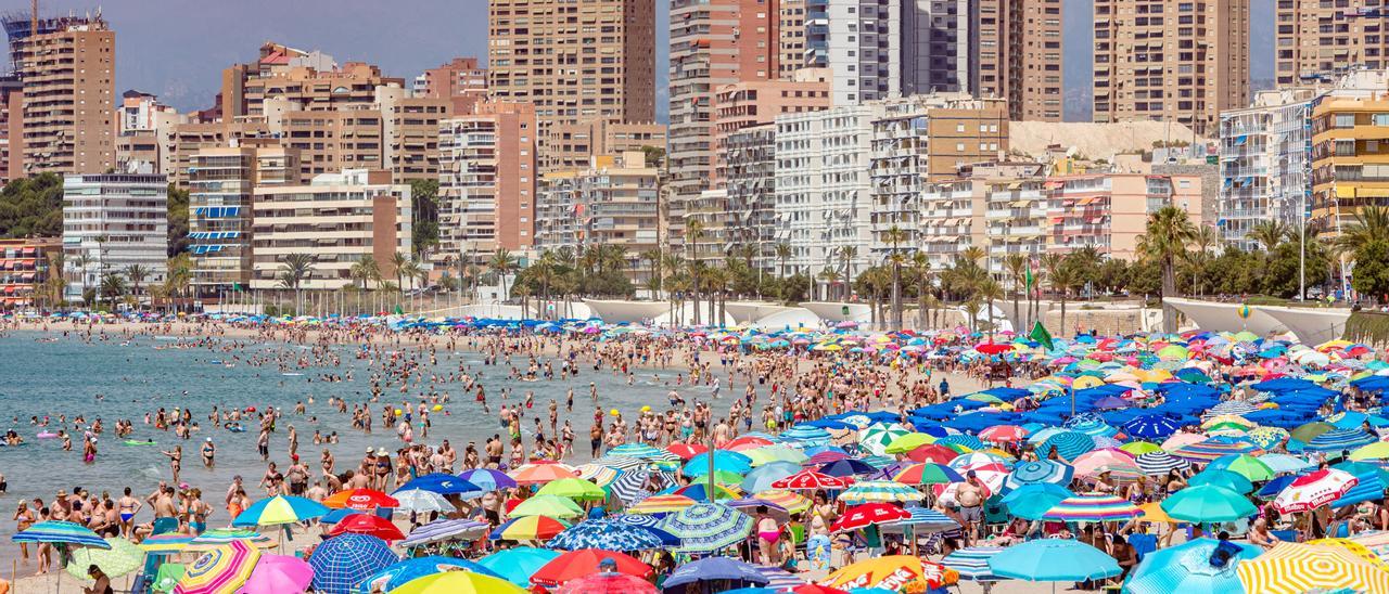 Imagen de la playa de Levante de Benidorm, que ha recuperado el pulso este mes de julio