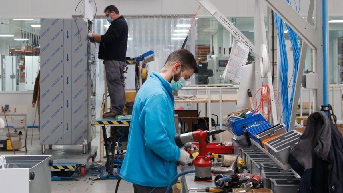 Trabajadores en una nave de frío industrial.