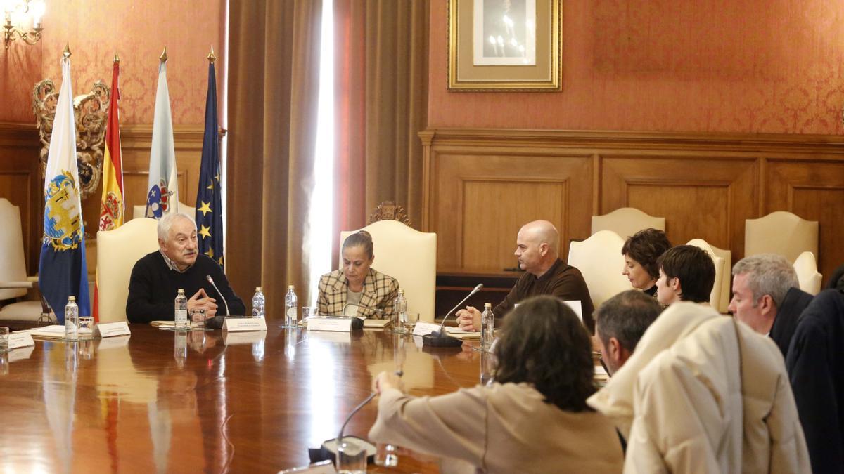 El presidente de la Mancomunidade do Morrazo, Félix Juncal, firma en Pontevedra la adhesión al convenio del cuerpo provincial de inspectores de la Diputación para el servicio de la basura