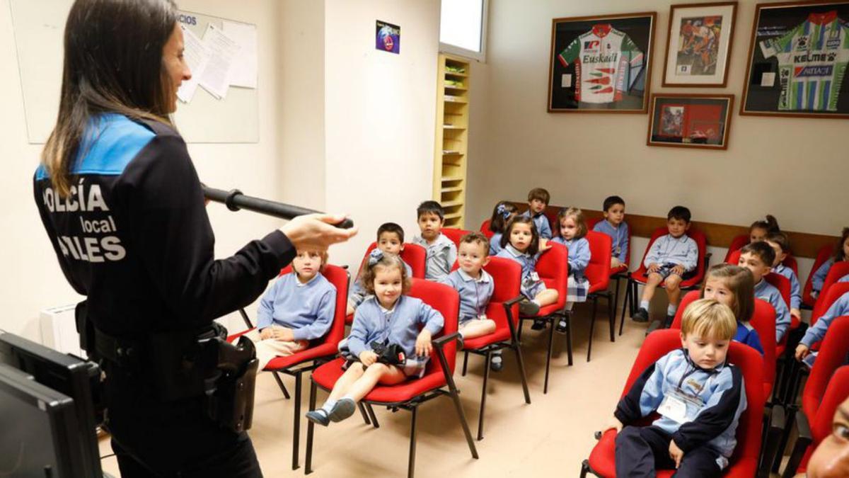 Lección magistral de la Policía Local de Avilés a los pequeños del San  Fernando - La Nueva España