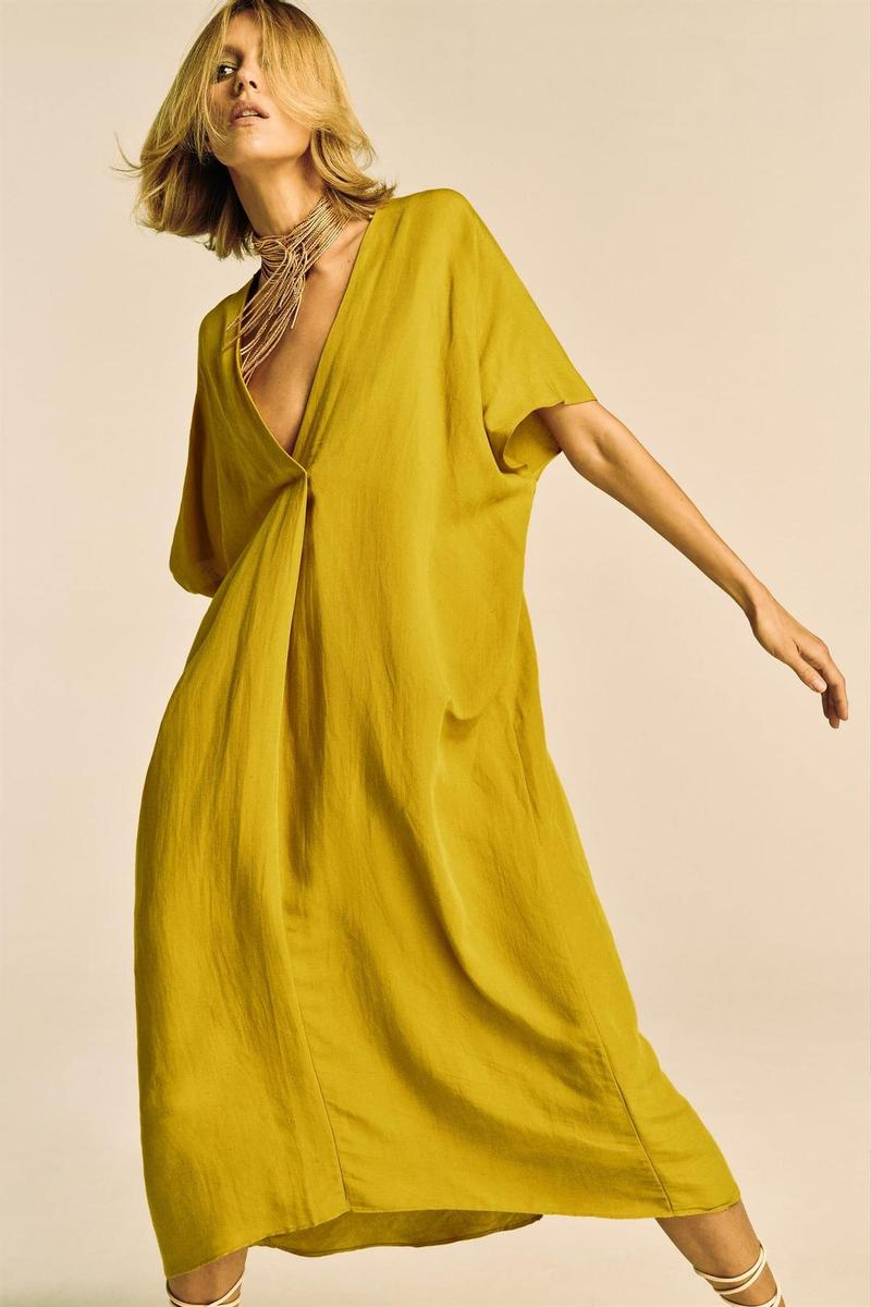 Vestido túnica de lino en color mostaza Zara