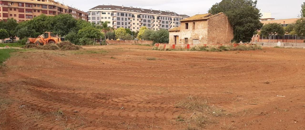 Este solar ahora sin uso se acondicionará como nueva zona ajardinada, como prolongación del actual jardín Botànich Calduch de Vila-real.