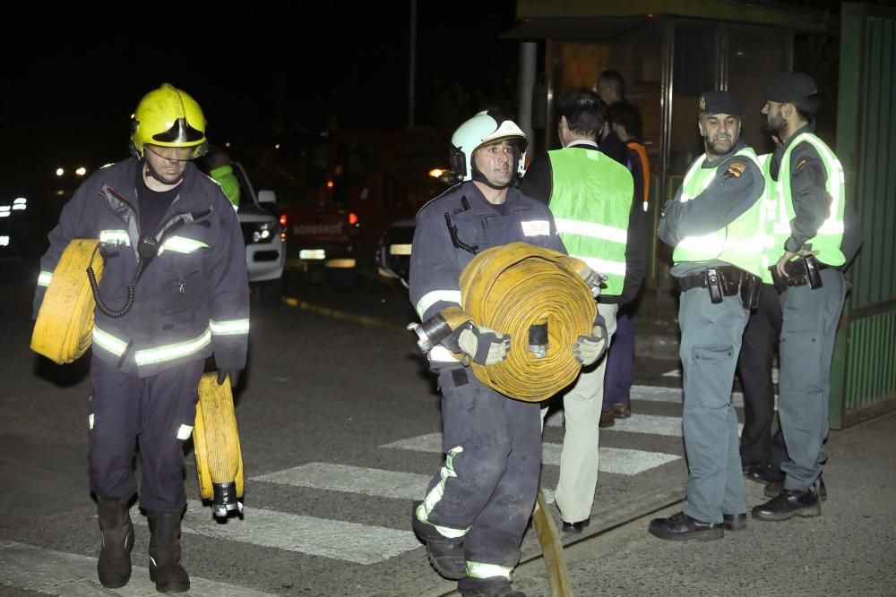 Labores de extinción del incendio de un desguace en Gijón