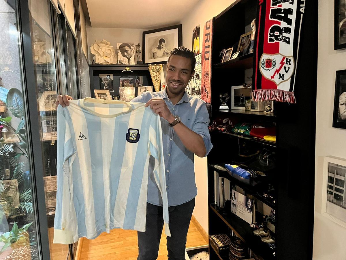 En el 'Museo Cunningham' de Vallecas hay joyas como esta camiseta 'maradoniana'.