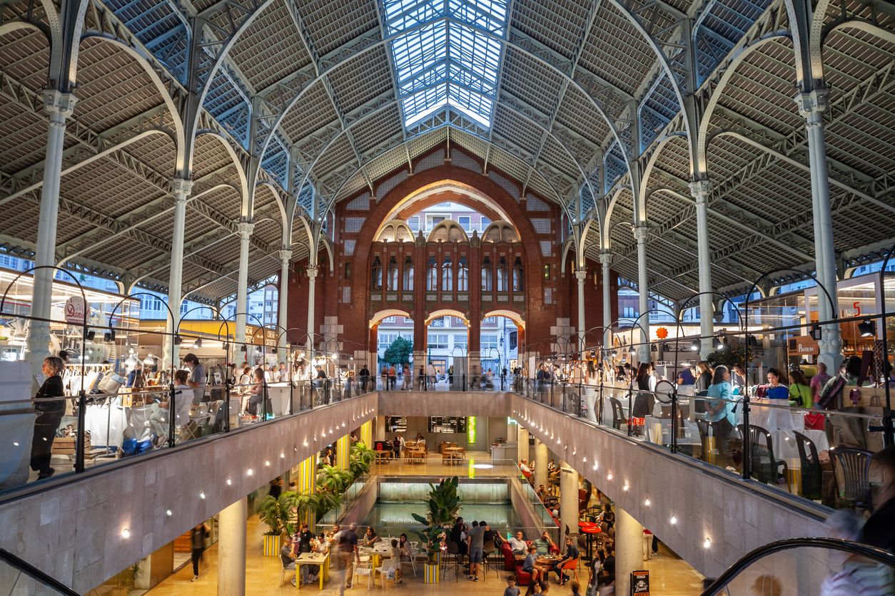 Las dos plantas del mercado albergan todo tipo de puestos de productos alimentarios