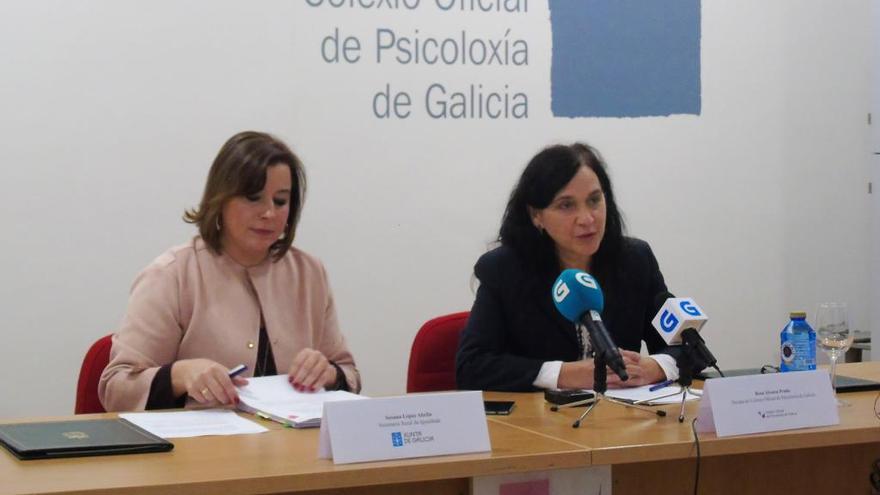 De iz. a dcha., Susana López Abella y Mª Rosa Álvarez,ayer,  durante la firma del convenio.