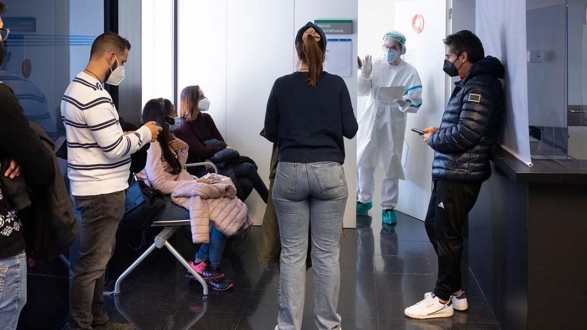 Esperas para realizarse test de antígenos en el CAP Guinardó