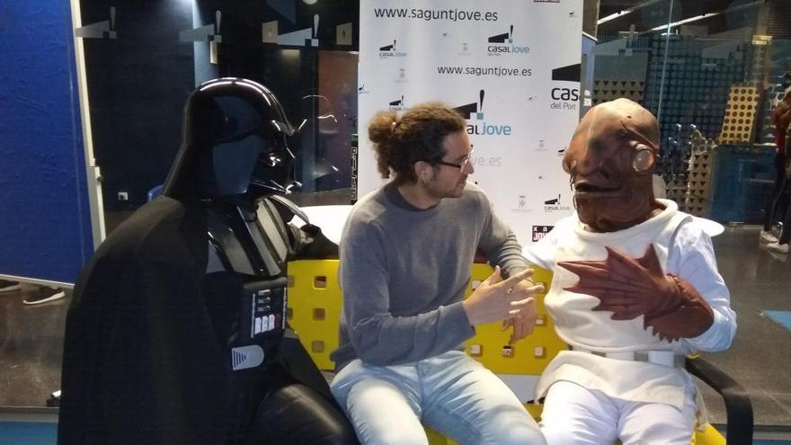 Sampedro junto a dos cosplayers de Star Wars