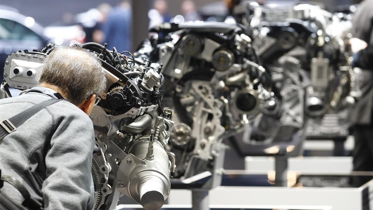 Un visitante observa una muestra de motores de BMW en el Salón del Automóvil de Fráncfort.