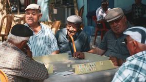 Ancianos disfrutando de un juego de mesa.