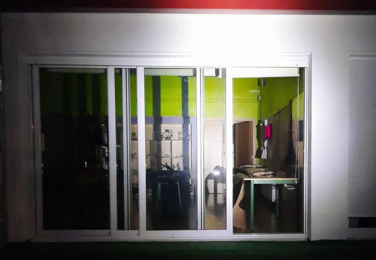 Puerta de un aula que amaneció abierta.