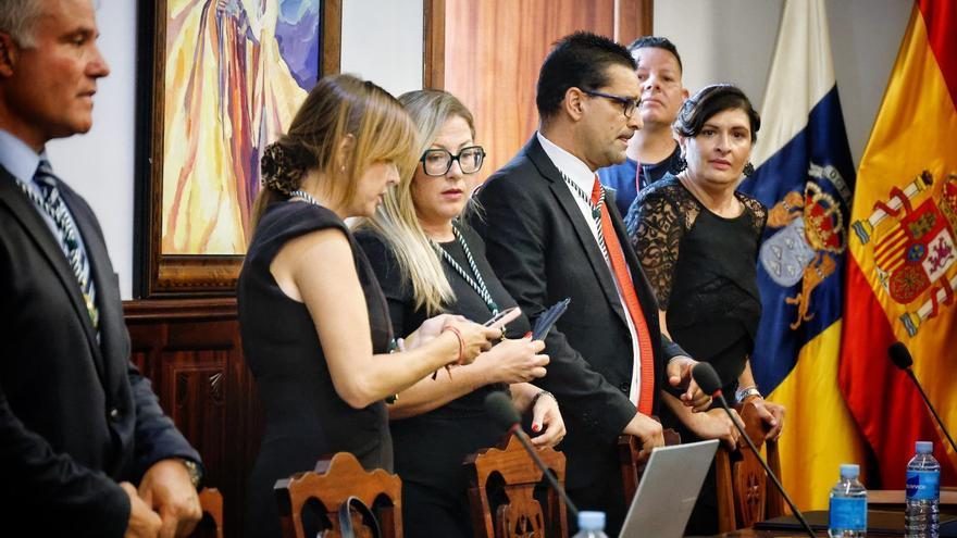 La alcaldesa, Luisi Castro (d), y el concejal José Miguel Hernández (a su lado). | MARÍA PISACA