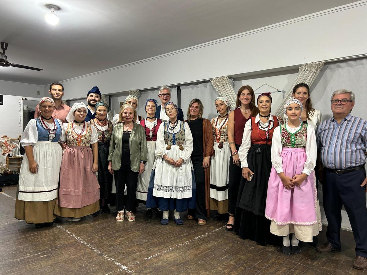 Llamedo con grupo baile del Centro Asturiao de La Plata