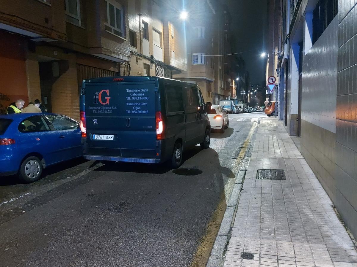 El coche de la funeraria, esta tarde.