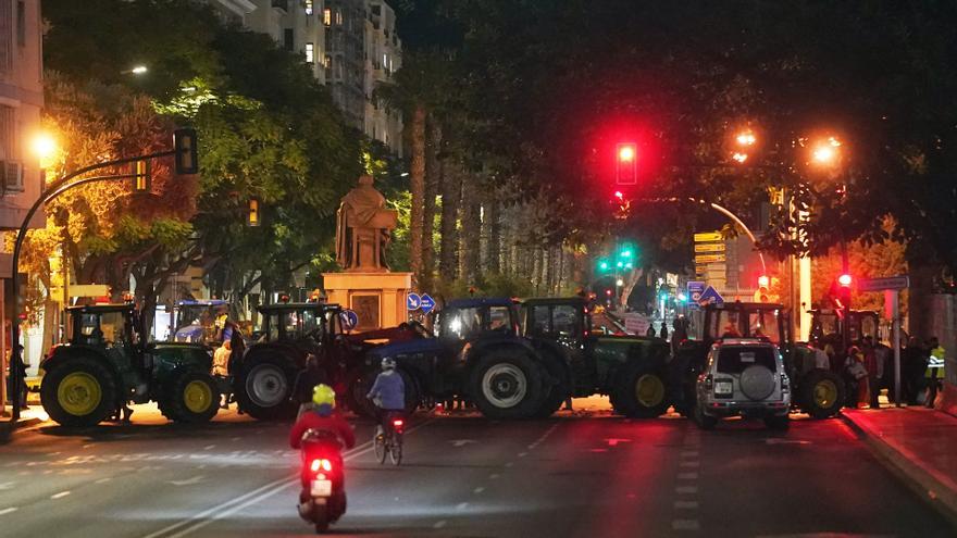 Los agricultores mantienen el bloqueo a los accesos al puerto de Málaga como protesta por la competencia desleal y los baos precios de frutas y hortalizas