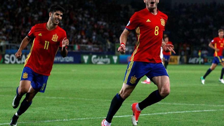 Saúl Ñíguez celebra uno de sus goles mientras Asensio corre a felicitarlo. // Kacper Pempel