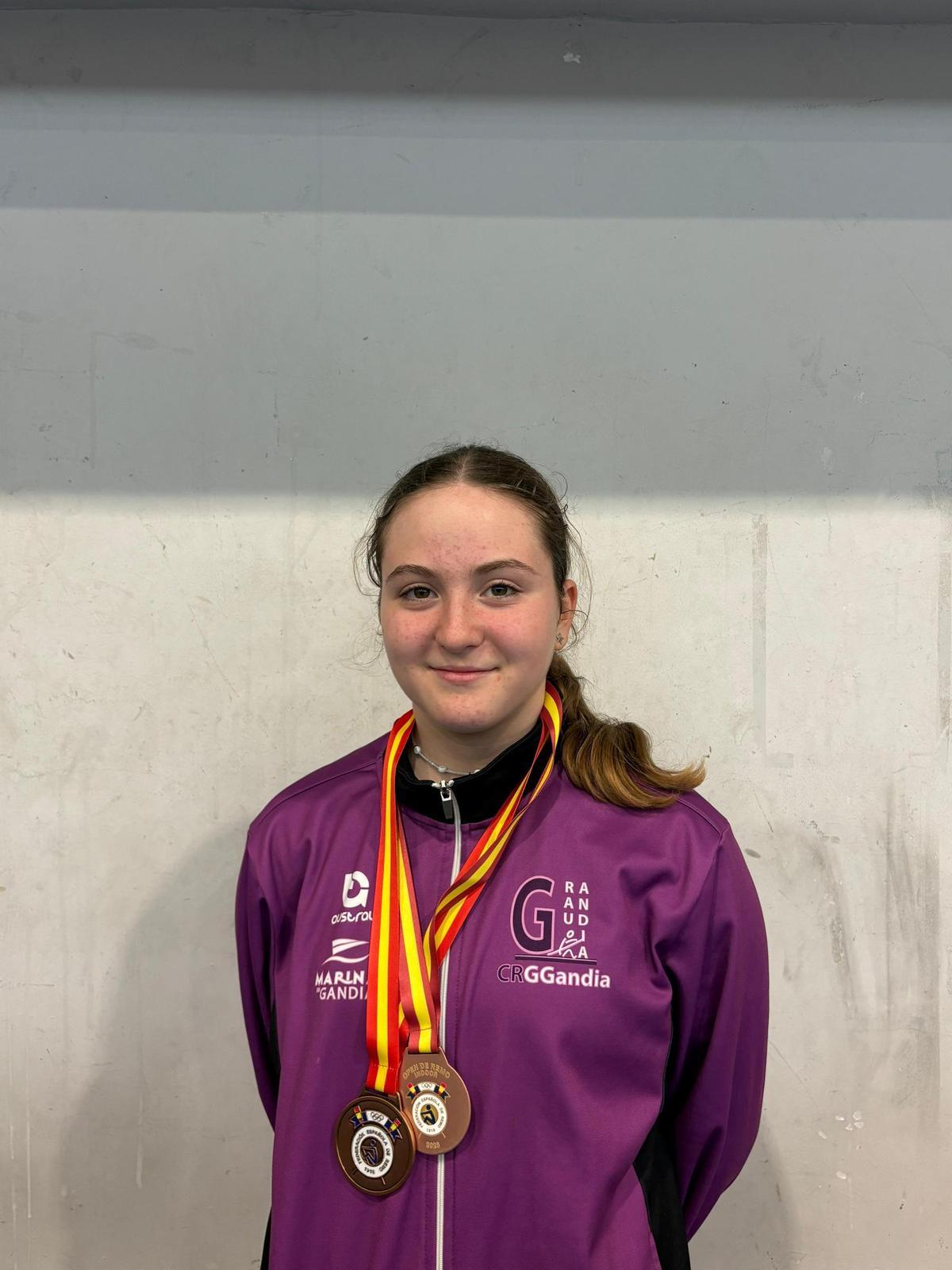 Zoe Hurtado posa con la medalla